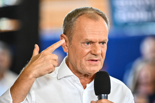 Donald Tusk mówił o tym, że Bezpartyjni Samorządowcy to "przystawka PiS" i "pomocnicy Kaczyńskiego", i zarzucił, że są finansowani przez partię rządzącą. (fot. PAP/Przemysław Piątkowski)