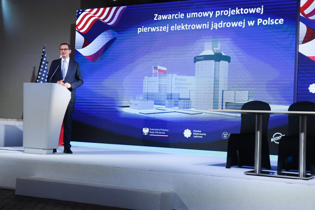 Premier Mateusz Morawiecki podczas uroczystości zawarcia umowy projektowej pierwszej elektrowni jądrowej w Polsce (fot. PAP/Piotr Nowak)