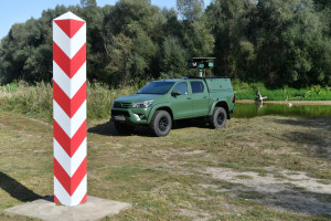Ataki hybrydowe na polsko-białoruskiej granicy przebiegają pod ścisłą kontrolą funkcjonariuszy białoruskich służb (fot. PAP/Wojtek Jargiło)