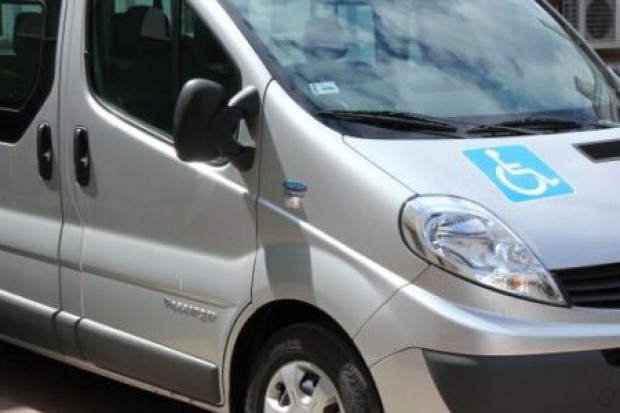 Urząd Miasta Płocka organizuje transport specjalnym pojazdem na wybory i referendum dla osób z niepełnosprawnością (fot. nowy.plock.eu)