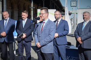 28 września br. wiceminister infrastruktury Andrzej Bittel (przy mikrofonie) uczestniczył w podpisaniu umowy na rewitalizację linii kolejowej Skoczów - Bielsko-Biała (fot. MI)