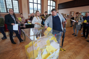 Głosowanie w jednym z lokali wyborczych w Londynie podczas wyborów do Sejmu i Senatu w 2019 r. (fot. PAP/Piotr Dobroniak)