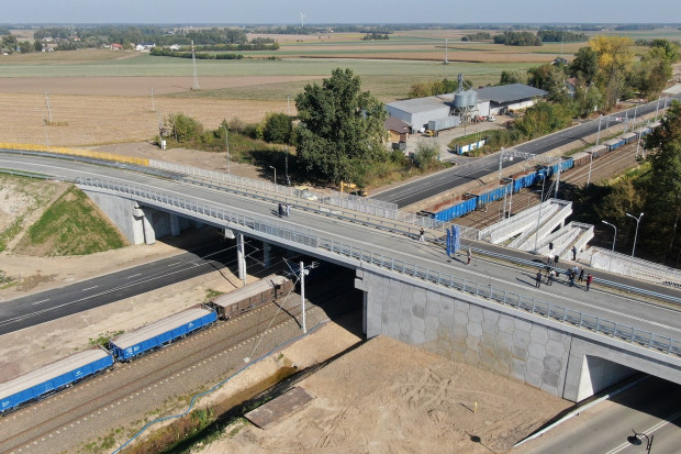 Otwarto wiadukt drogowy nad torami kolejowymi w Czyżewie (fot. plk-sa.pl/Artur Lewandowski)