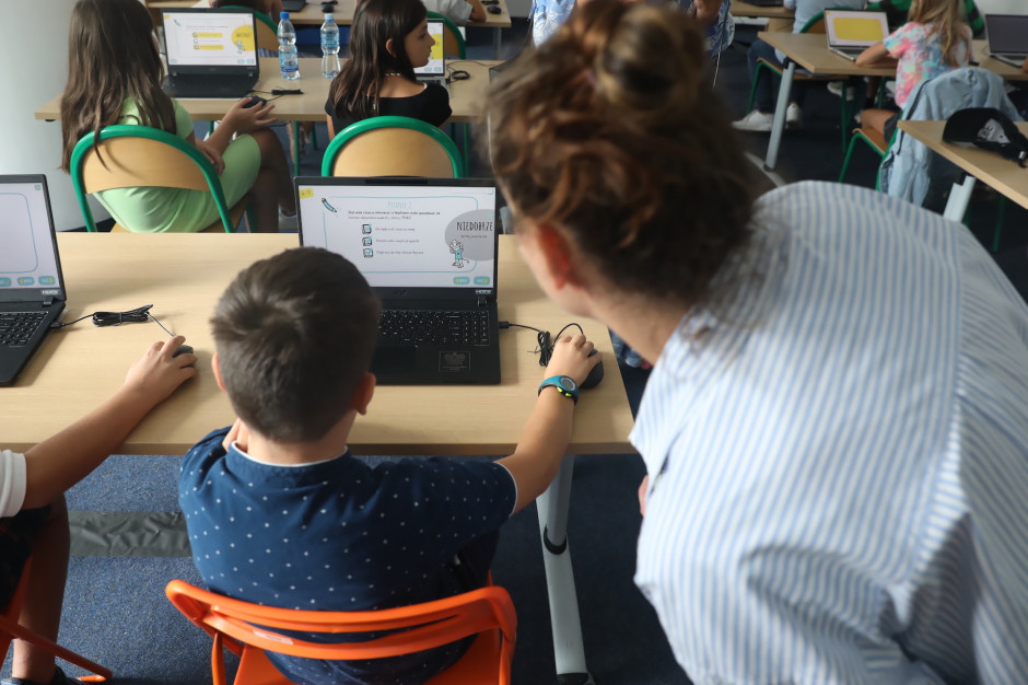 Laptopy dla uczniów, bony na laptopy dla nauczycieli - to jeden z etapów cyfryzacji szkół (fot. PAP/Tomasz Gzell)