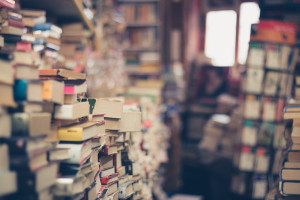 Kaliskim seniorom, którzy chętnie korzystają ze smartfona i komputera, karta biblioteczna umożliwi też dostęp do książek elektronicznych z takich platform jak Legimi i Empik GO. (fot. pixabay.com)