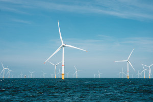 Planowana inwestytcja jest niezbędna, aby przesyłać energię wyprodukowaną przez Morskie Farmy Wiatrowe wgłąb lądu (fot. Jesse De Meulenaere/Unsplash)