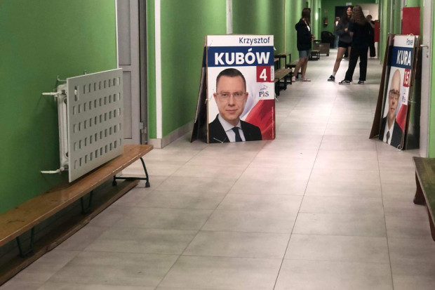 Plakaty polityków PiS pojawiły się na szkolnym korytarzu oraz w sali gimnastycznej (fot. Artur Wolszon/Stowarzyszenie Umarłych Statutów)