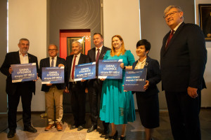 Samorządowcy odebrali łącznie ok. 200 promes przyznanych w ramach dwóch programów rządowych (fot. torun.pl)