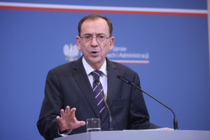Minister spraw wewnętrznych i administracji Mariusz Kamiński podczas konferencji prasowej w siedzibie MSWiA w Warszawie (fot. PAP/Leszek Szymański)