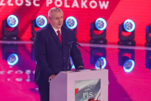 Wiceminister rodziny i polityki społecznej, pełnomocnik rządu do spraw osób niepełnosprawnych Paweł Wdówik podczas konwencji PiS pod hasłem "Bezpieczna Polska" (fot. PAP/Zbigniew Meissner)