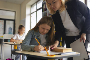 W interpelacji posła Saka mowa m.in. o podniesieniu płacy nauczycieli początkujących i dodatków za wychowawstwo (Fot. freepik)