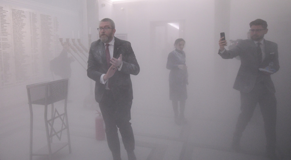 Grzegorz Braun zgasił gaśnicą proszkową świece chanukowe w Sejmie