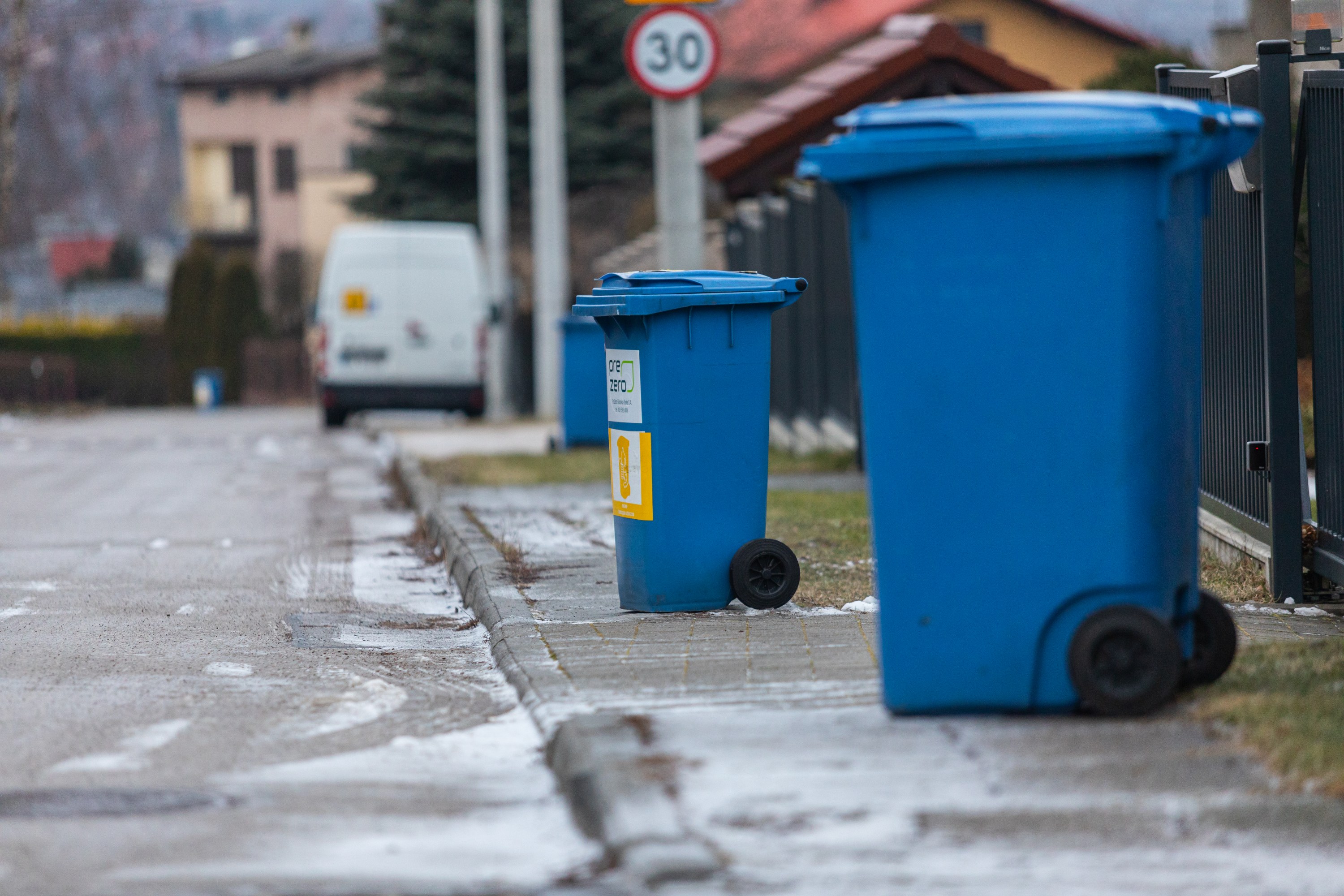 Grube miliony na dopłaty do śmieci. Trwa licytacja, kto dołoży więcej