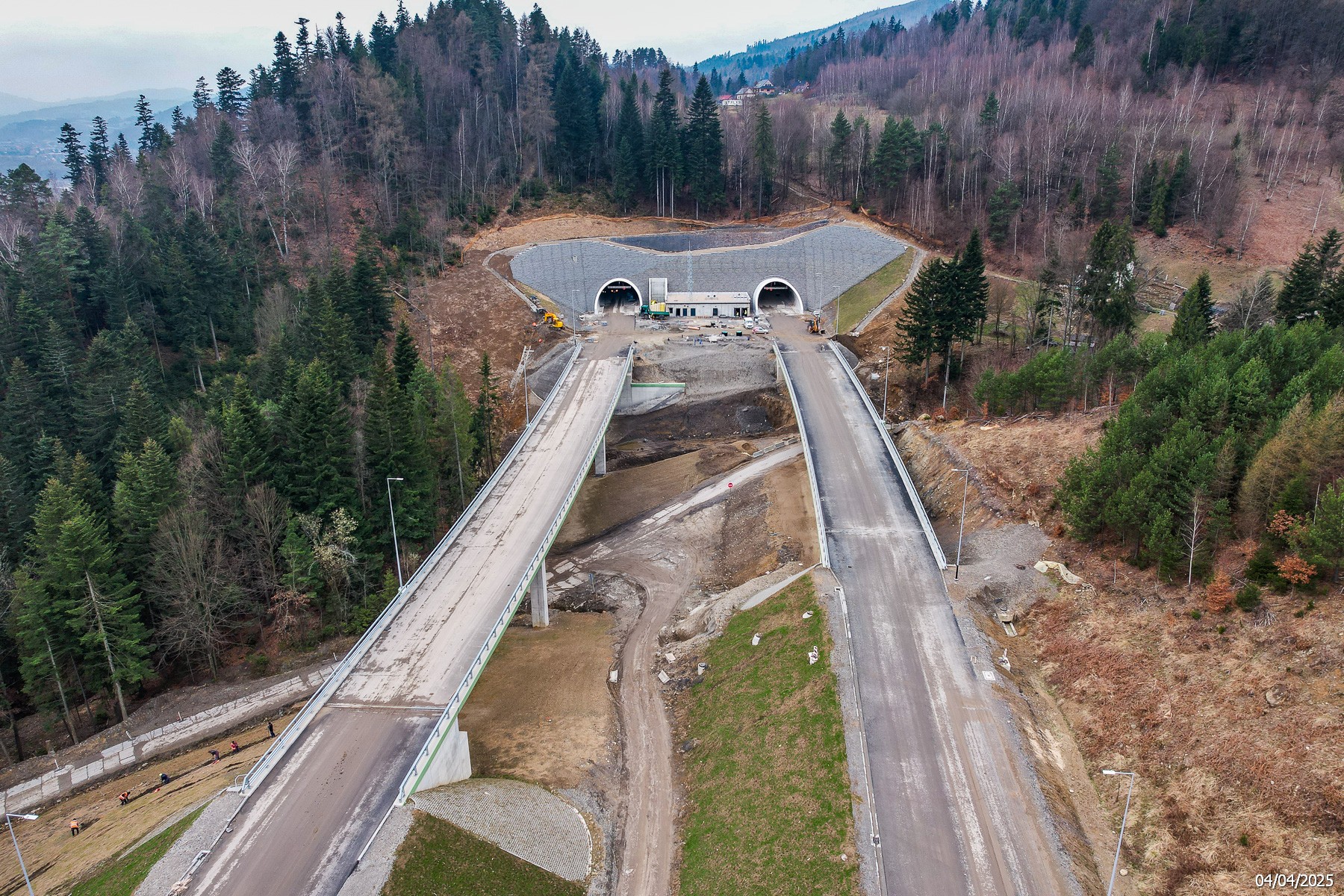 En el marco de la construcción de las denominadas circunvalaciones de Węgierska Górka, se están construyendo, entre otros, dos túneles (Foto: wegorka-s1.pl)