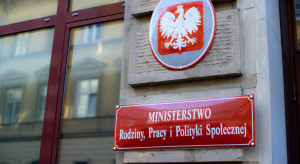Odpowiedzialna praca za niską płacę. Potrzebna reforma systemu pomocy społecznej