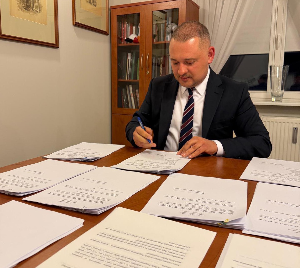 En la práctica, muchos trabajadores sociales se ven obligados a aceptar empleos adicionales o incluso a renunciar a su profesión, lo que afecta negativamente al funcionamiento del sistema de bienestar social, señaló el diputado Król (Foto: Wojciech Król, diputado de la República de Polonia).