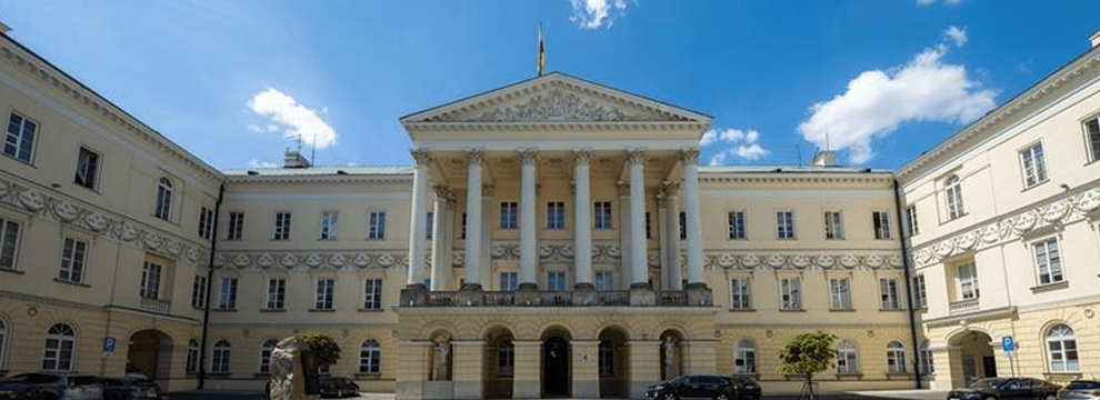 As instalações neste edifício histórico não são adequadas para habitação municipal porque são muito grandes, e o conservador de monumentos não consentiu com a sua divisão e adaptação em edifícios mais pequenos - observou o Gabinete da Cidade de Varsóvia (Foto um.warszawa.pl)