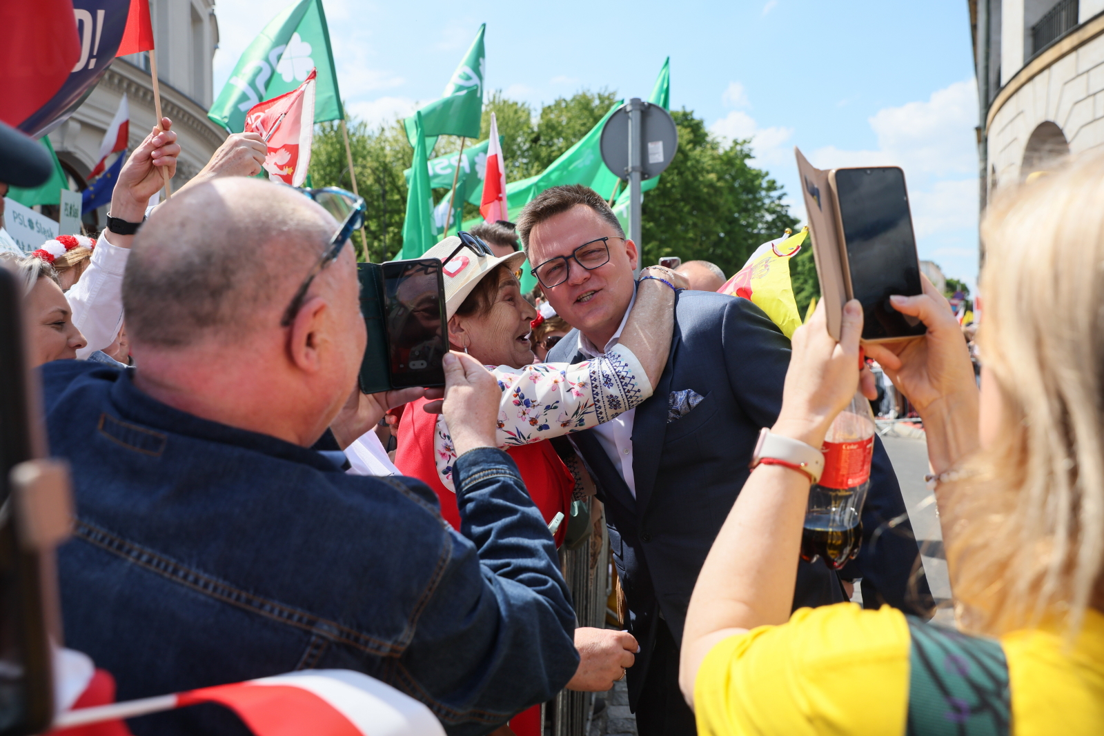 In the Great Patriotic March, Rafał Trzaskowski is supported by, among others, the head of Poland 2050 Szymon Hołownia (photo: PAP/Leszek Szymański)