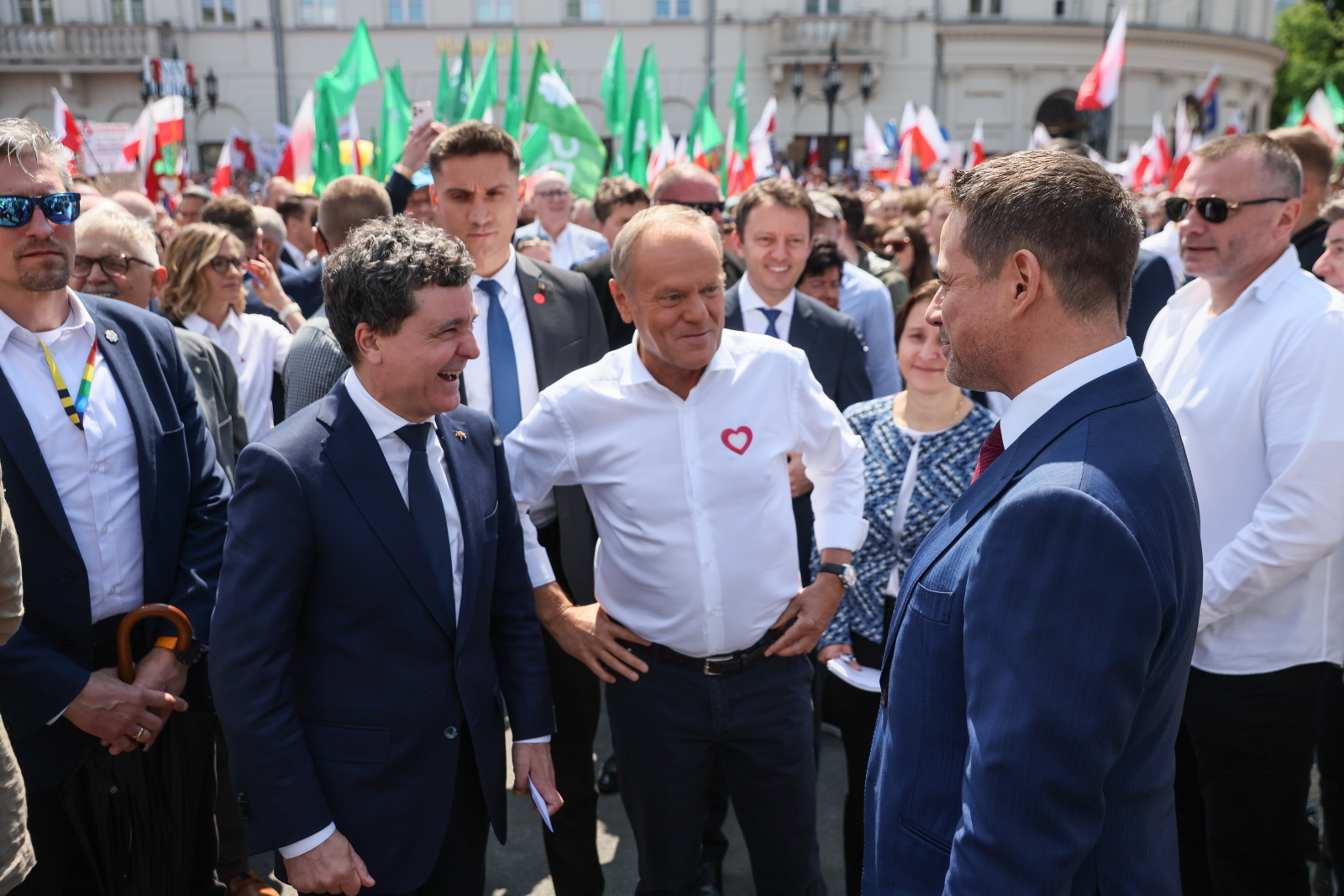 The Great Patriotic March led by Rafał Trzaskowski is attended by, among others, Prime Minister Donald Tusk and the winner of the recent presidential elections in Romania, Nicusor Dan (photo: PAP/Leszek Szymański)