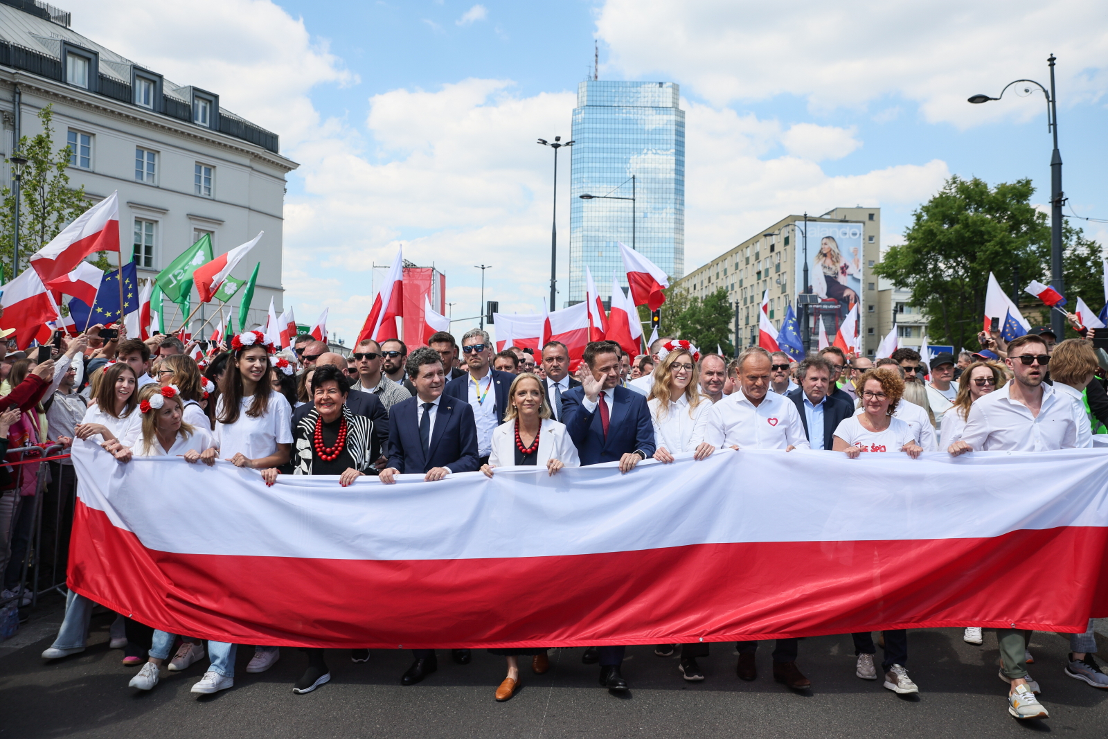 Poland must have a president who thinks only about the homeland - said Prime Minister Donald Tusk at the Trzaskowski March (photo: PAP/Leszek Szymański)