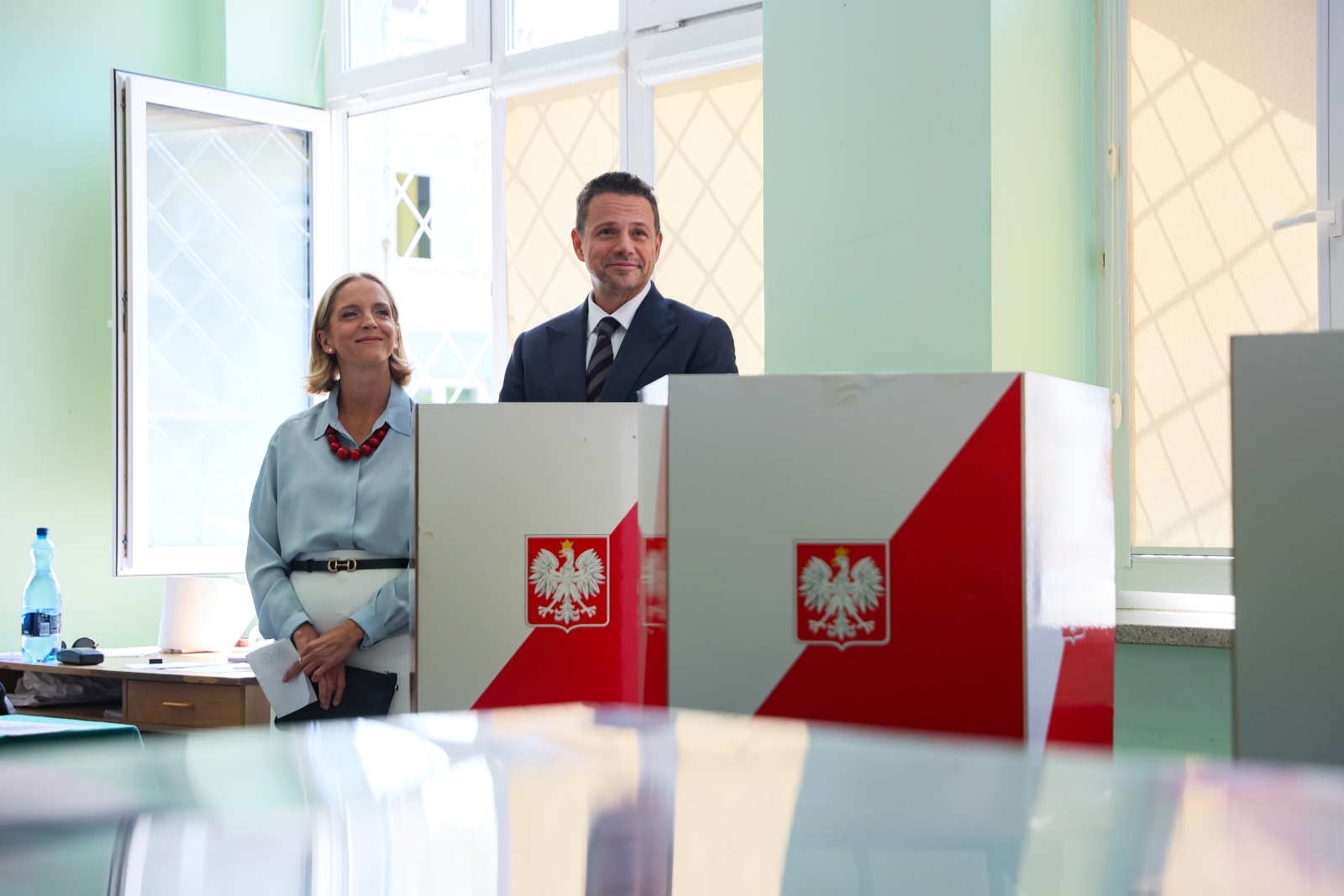 Rafał Trzaskowski emitió su voto en las elecciones (foto: PAP/Leszek Szymański)