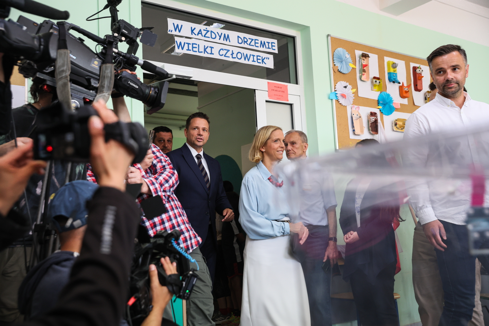 Rafał Trzaskowski y su esposa llegaron al colegio electoral (foto: PAP/Leszek Szymański)