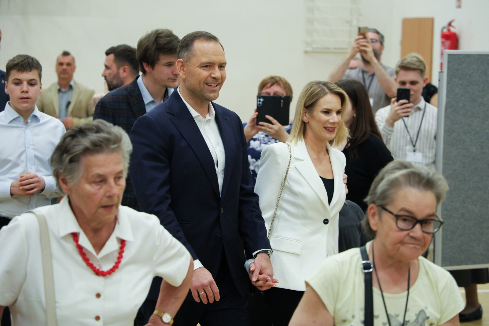 Karol Nawrocki, eşi ve çocuklarıyla birlikte oy kullanma merkezine geldi (fotoğraf: PAP/Paweł Supernak)