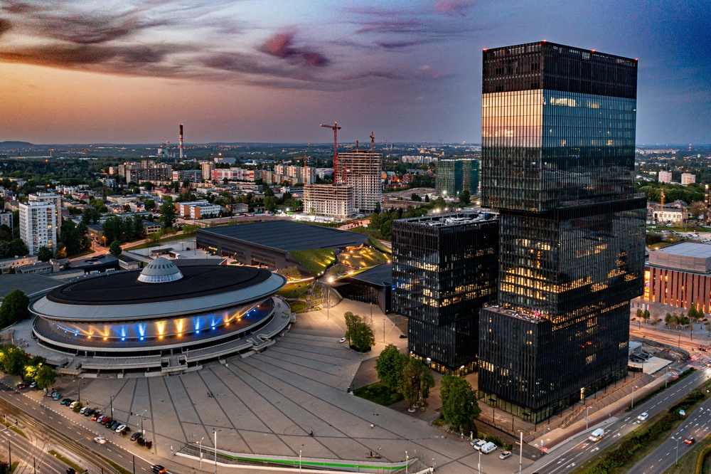 Katowice Spodek und Geschäftszentrum aus der Vogelperspektive (Foto: shutterstock/Daniel Jedzura)