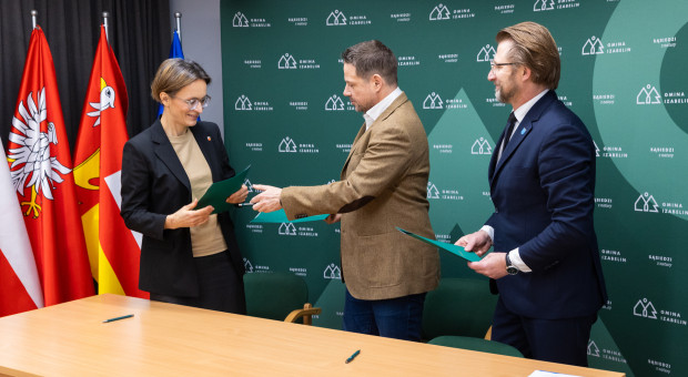 Jakie umowy zawierane przez samorządy będą jawne? Gminy pytają, prawnik wyjaśnia