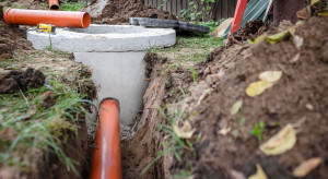 Budowali przydomowe oczyszczalnie, a ściekami zraszali teren. Wszystko za zgodą Wód Polskich