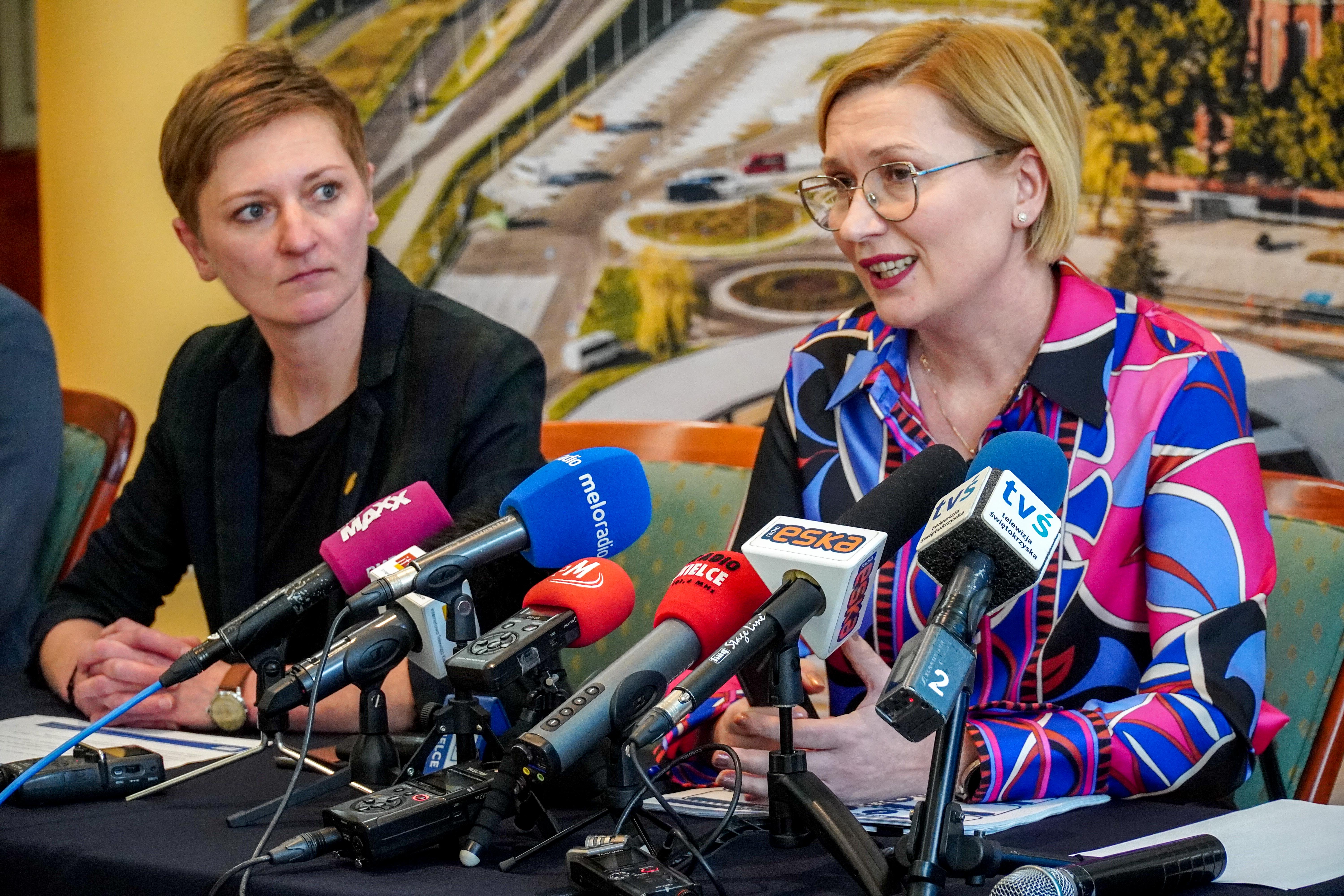 Director of ZTM in Kielce, Barbara Damian (right), claims that the number of 18 controllers is sufficient to carry out the tasks, but if new candidates appear, she does not rule out the possibility of concluding further contracts (Photo: Kielce City Hall)