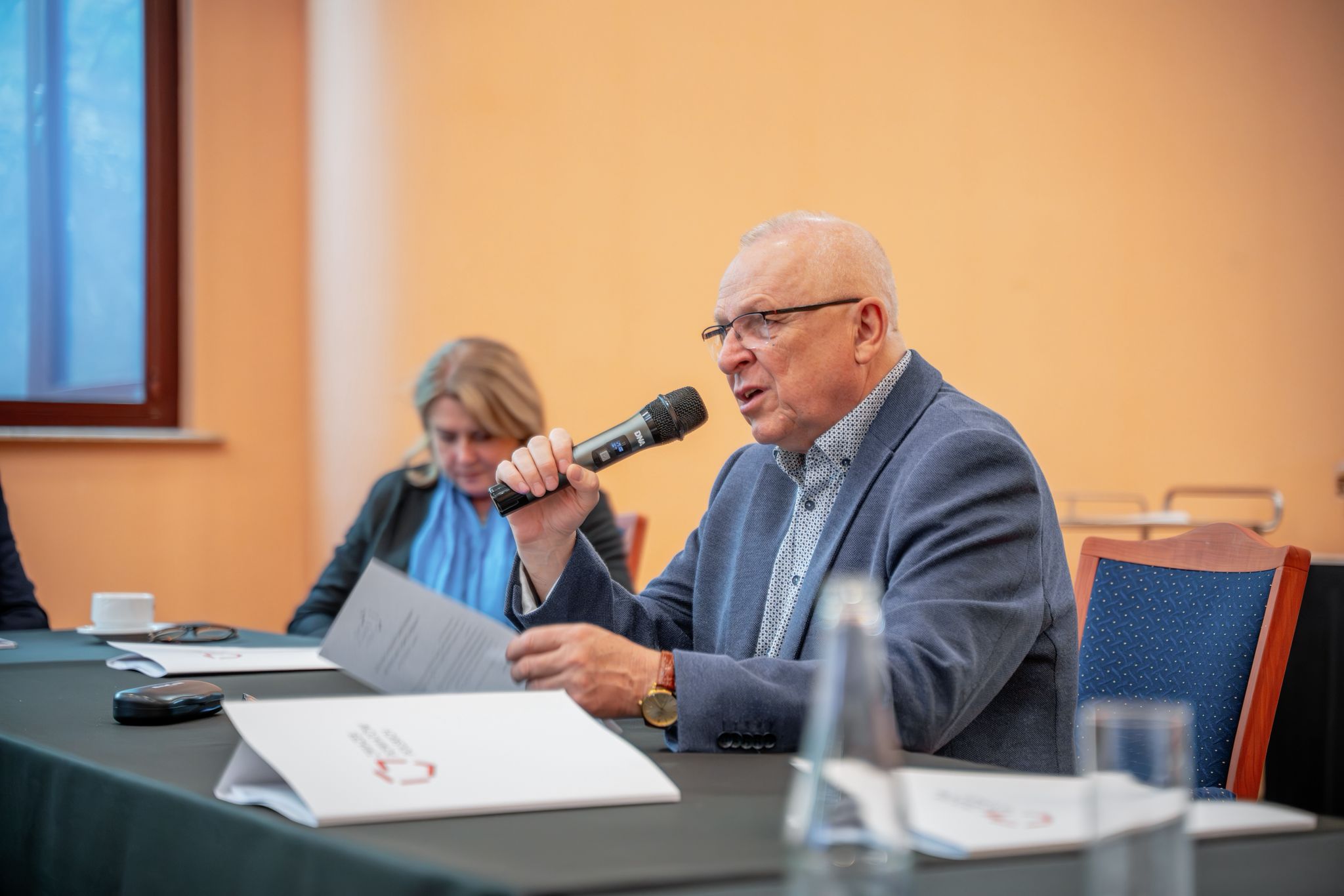 Attualmente, questo tipo di tutela legislativa dei prezzi massimi per gli enti locali è scaduta e i singoli clienti saranno tutelati da essa fino alla fine dell'anno, ricorda il presidente dell'Unione polacca per l'energia, Andrzej Płonka (Foto: Associazione delle contee polacche, Facebook)