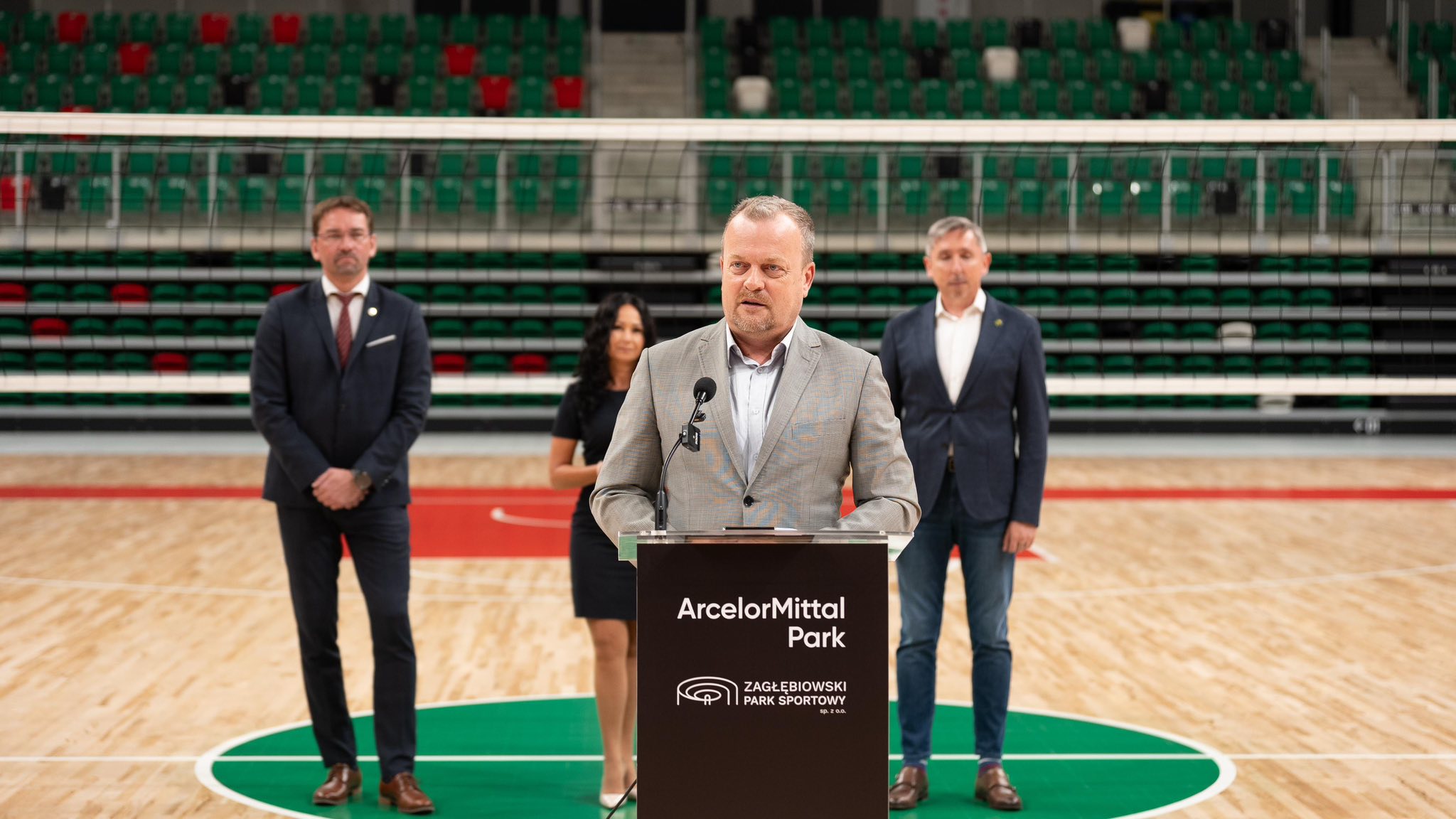 Arkadiusz Chęciński asegura que los funcionarios del gobierno local no quieren cerrar escuelas masivamente, pero deben tener pleno poder de decisión al respecto en su zona.