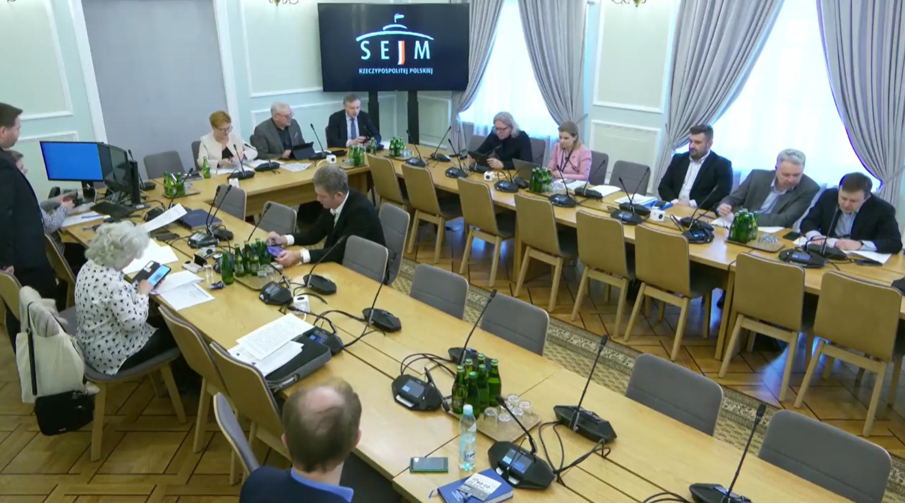 En abril, la Comisión de Peticiones del Parlamento examinó otra petición relativa al establecimiento del 1 de agosto como día de descanso laboral (Foto: sejm.gov.pl/sejm10.nsf/transmisje)