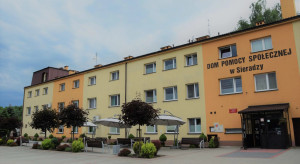 Wolne miejsca zablokowane przez system. Seniorzy tracą dostęp do opieki