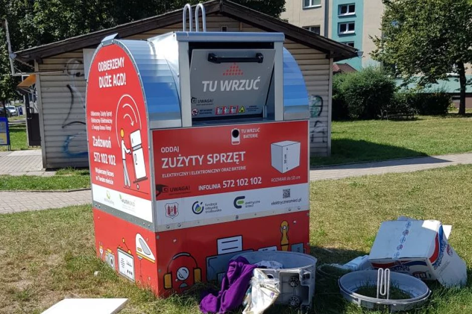 Questa vista attorno ai cassonetti per rifiuti elettronici è purtroppo la norma (foto: UMM)