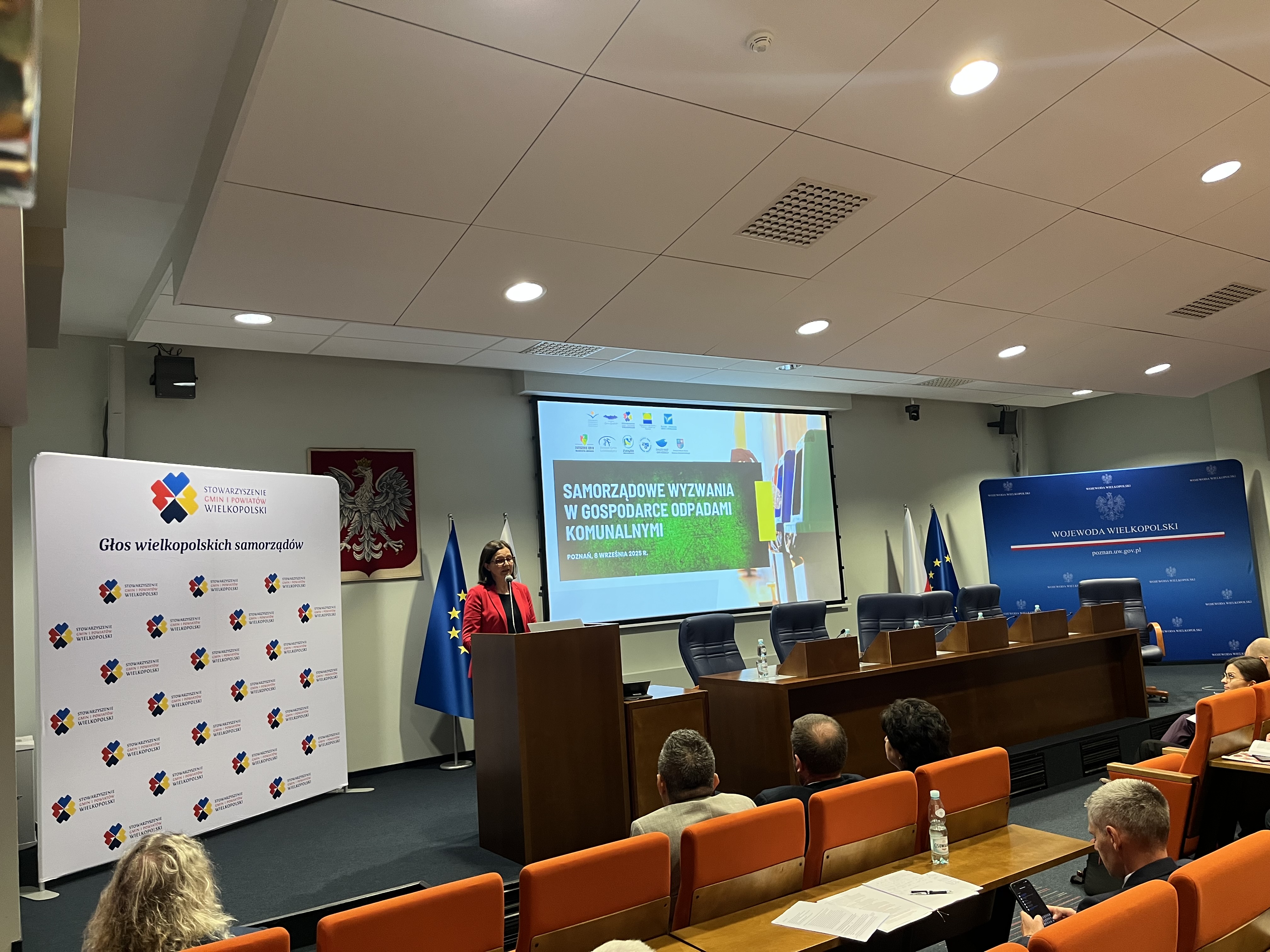 Ministra Anita Sowińska durante uma reunião em Poznań intitulada Desafios do governo local na gestão de resíduos: o governo está preparando um pacote de reformas difíceis, mas cruciais, nesta área.