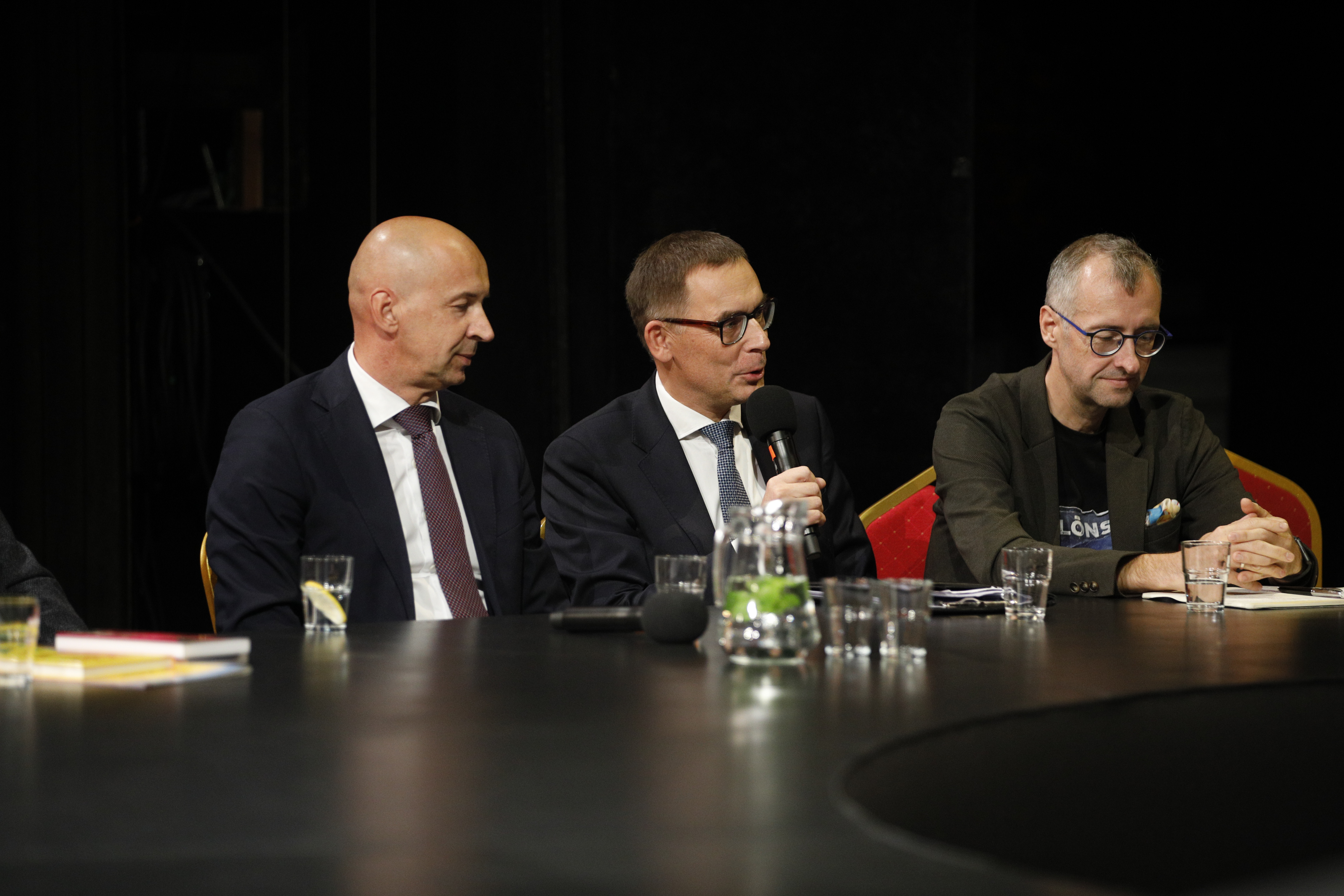 Kazimierz Karolczak, Wojciech Kuśpik, Przemysław Jedlewski durante la Mesa de Silesia (foto: ARC)