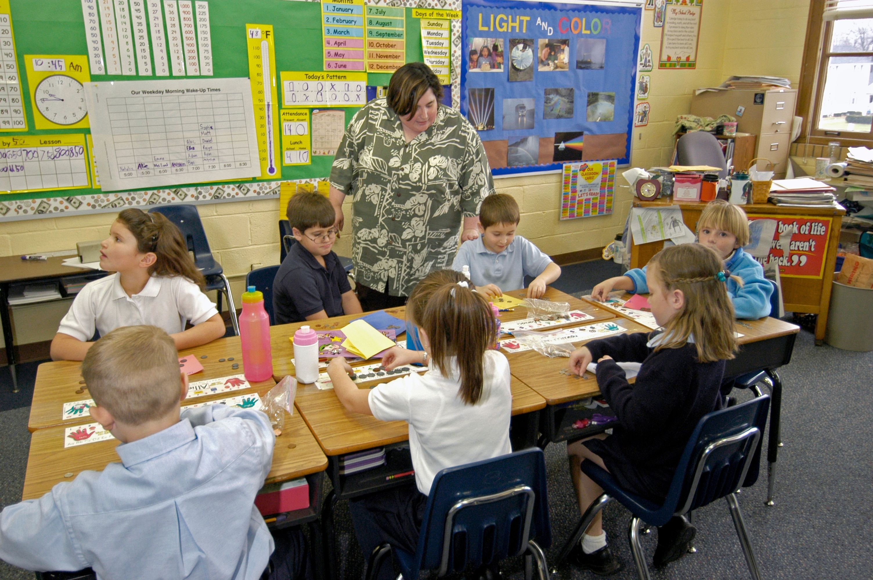 Het wetsontwerp over kleine scholen moet binnen twee weken worden ingediend bij de vaste commissie van de Raad van Ministers (Licentie: Dennis MacDonald / Shutterstock)