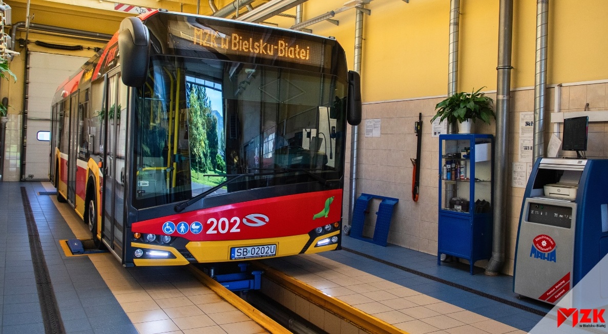 Les entreprises de transport public supportent des coûts élevés pour la préparation des infrastructures, l'entretien et la recharge des bus, qui sont particulièrement élevés dans le cas des véhicules à zéro émission (licence photo d'illustration : Matériel de presse / MZK Bielsko-Biała)