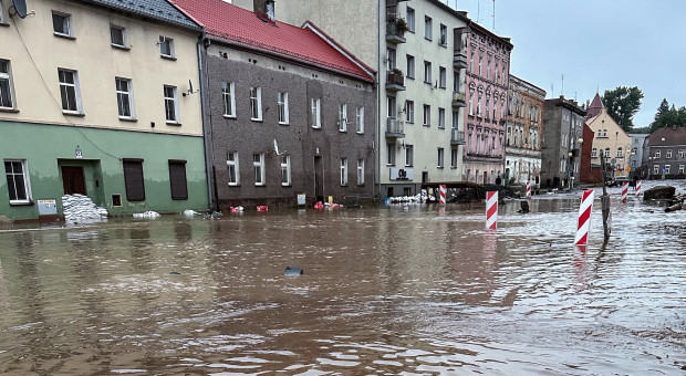 Skutki zmian klimatu kosztują nas 6 mld zł rocznie. Uderzają też w samorządy