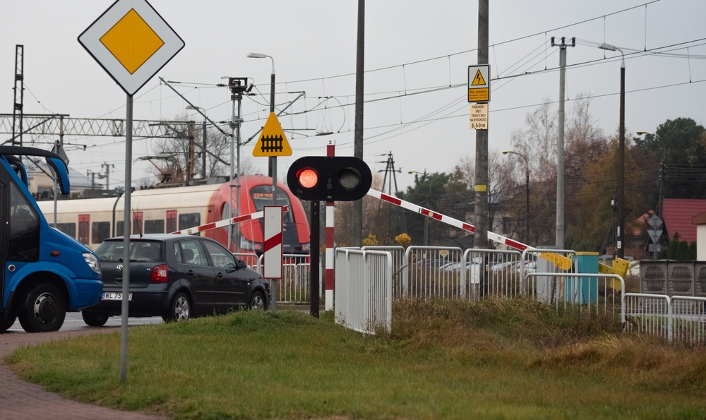 À l'arrivée d'un train, les feux de circulation s'allument d'abord pour informer les conducteurs de l'approche du train. Ensuite, les barrières de dépassement se ferment, bloquant l'entrée du passage à niveau, et enfin, les barrières de sortie se ferment, permettant une sortie des voies en toute sécurité, selon PKP PLK. Licence : PhotoRK / Shutterstock