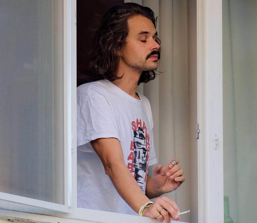 Dilekçe sahibi, sigara dumanının insanların pencereleri güvenli bir şekilde açıp temiz havanın tadını çıkarmasını engellediğini belirtiyor. Ayrıca, sorunun birçok apartman ve konut alanını etkilediğini de ekliyor. Fotoğraf: Surprising_Media / Pixabay