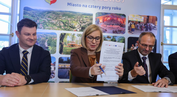 Rząd daje 1 mld zł na oddolną transformację w gminach. Historyczna umowa podpisana