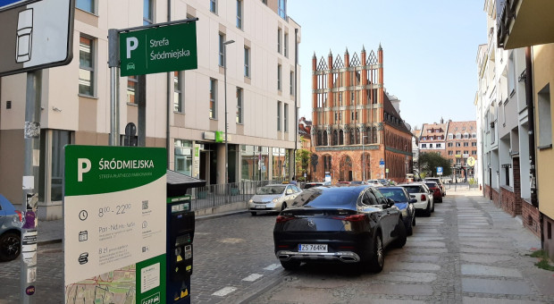 Coraz droższe parkowanie w centrach miast. Większa rotacja, ale i większe wpływy