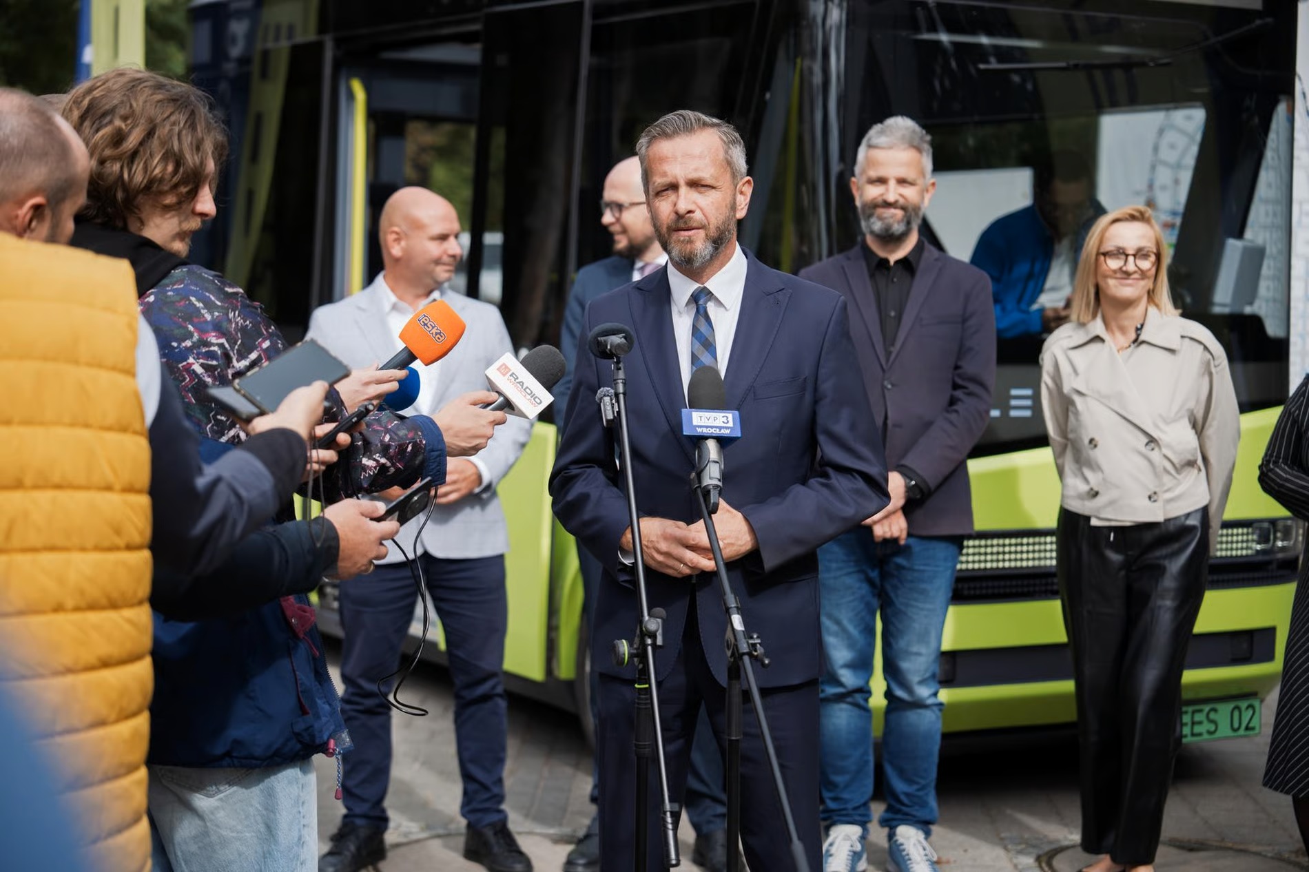 The vehicle itself decides what to do in a specific situation, reacts to obstacles, but during tests, an operator is on board who ensures safety and can take over control at any time - emphasizes Tomasz Pacan, president of the Blees company. License: Press materials / Wrocław City Hall / Marek Księżarek