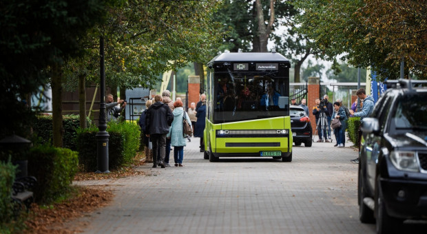 Sam podejmuje decyzje i reaguje na przeszkody. Polski minibus bez kierowcy po testach
