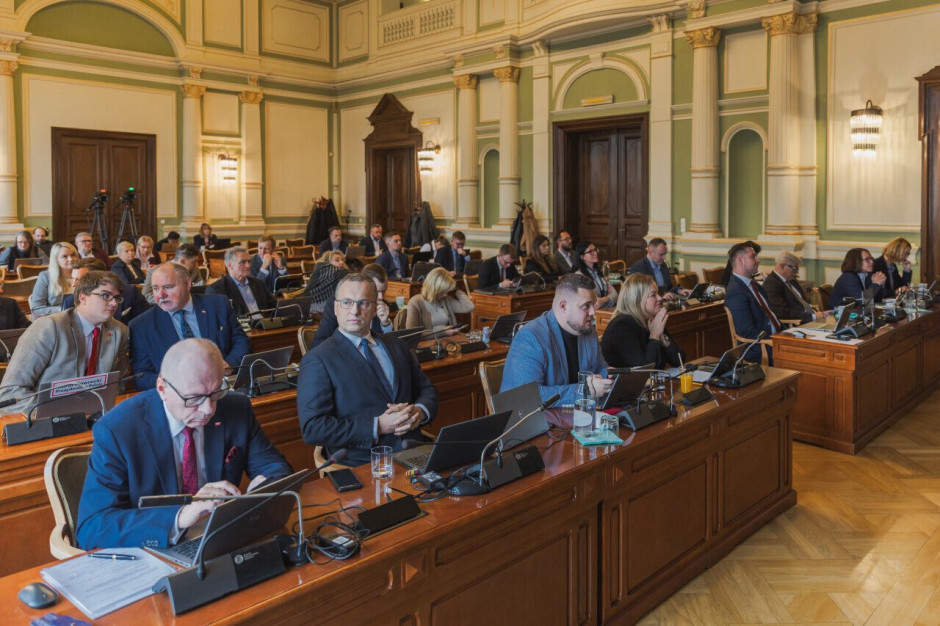 Samuel Rady Rady dzielnic wstają z kolan.