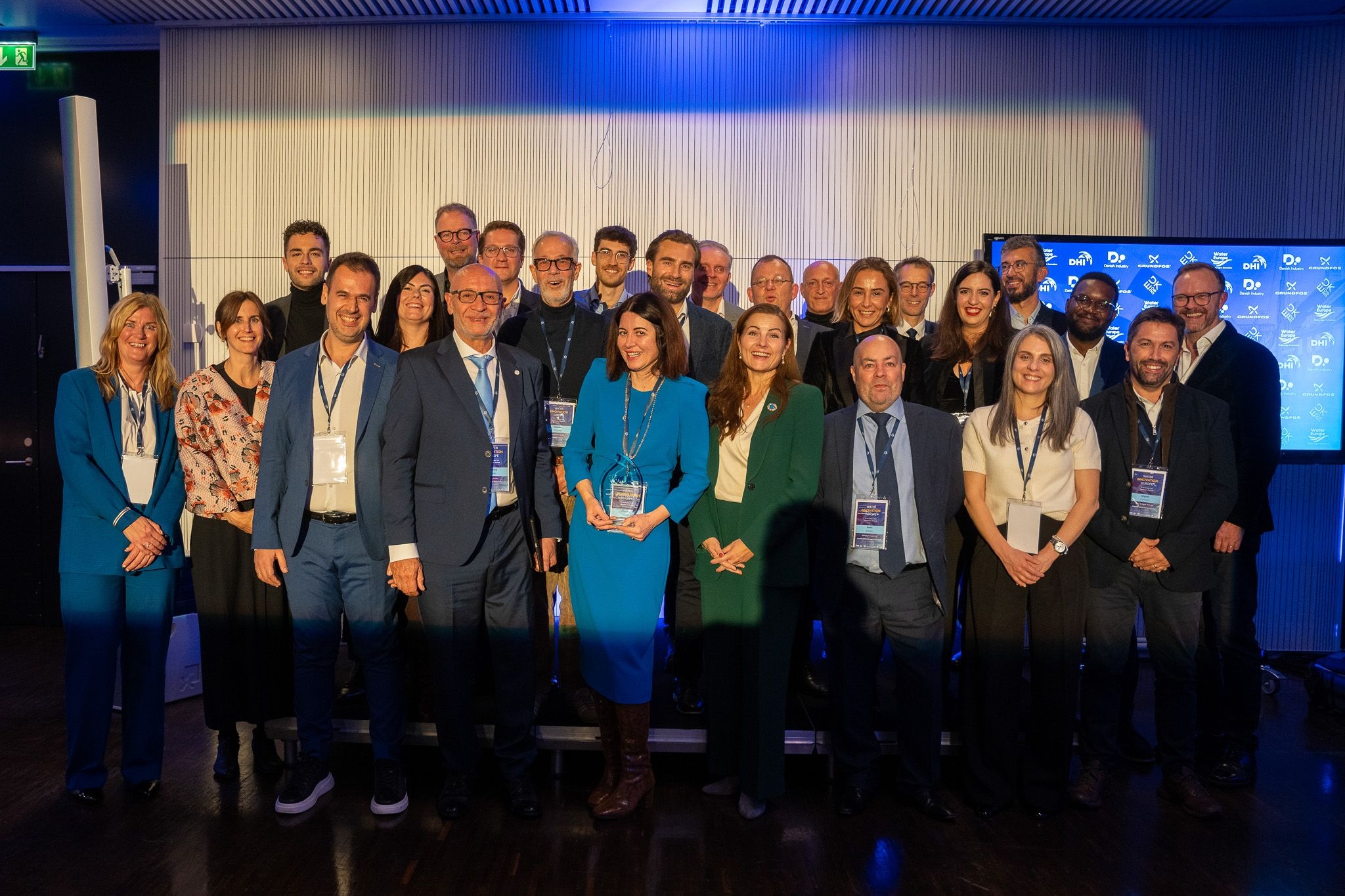 Claudia Topalli (au centre) lors de la cérémonie des Water Europe Innovation Awards 2025 à Copenhague. Licence : Water Europe / LinkedIn