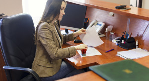 Problem z nagrodą dla pracownika samorządowego. Kluczowy jest dzień nabycia prawa